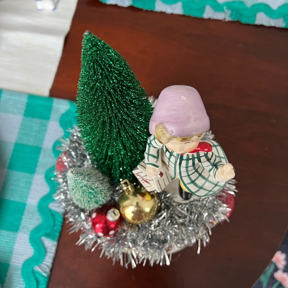 Caroling Boy Handmade Vintage Christmas Vignette/Diorama Decoration - Picture 9 of 12